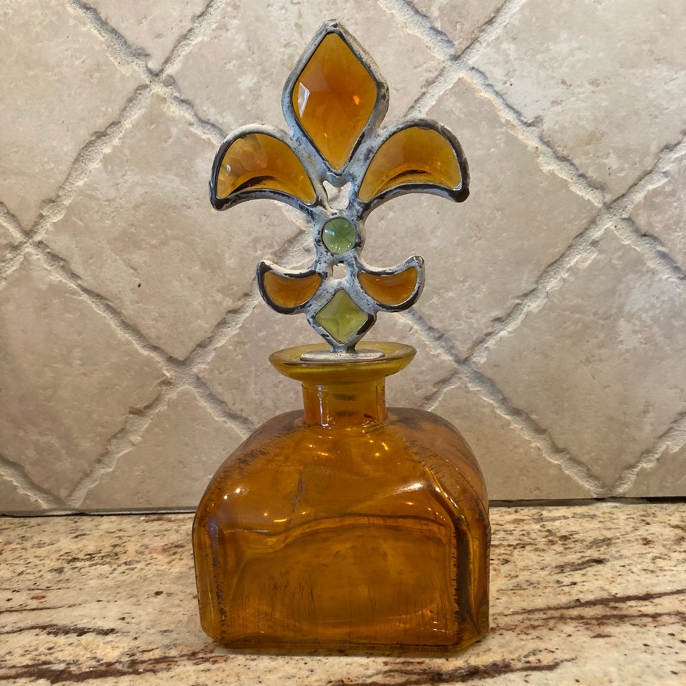 Decorative glass decanter